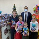 Ашот Татоян передал сладкие новогодние подарки для детей из малообеспеченных семей