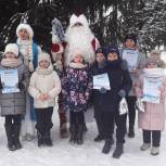 Единороссы награждают ребят-победителей районного этапа конкурса «Дед Мороз - единоросс»