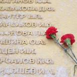 В Рязани возложили цветы к памятнику павшим воинам, взрослым и детям блокадного Ленинграда