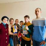 Партийцы Курчатовского района поздравили многодетную семью с Новым годом и Рождеством