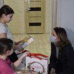 В Уфе Ирина Панькина вручила девочкам планшеты в рамках акции «Елка желаний»
