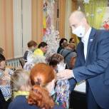 Депутат Законодательного Собрания Свердловской области Владимир Рябцун поздравил детей из творческого объединения «Лучики»