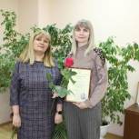 Анастасия Реброва передала Благодарственные письма педагогам энгельсской школы, в которой учатся дети с ОВЗ