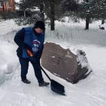 Единороссы северо-запада столицы убрали от снега территории у социально-значимых и памятных объектов округа