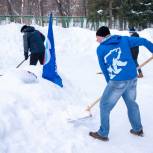В Уфе партийцы провели субботник по очистке снега