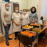 Медработникам поликлиник в Петрозаводске передали фрукты