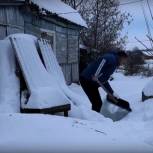 Эдуард Дюмин вместе с волонтерами расчистил снег во дворе дома пенсионерки