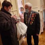Ветераны из Саратова и области получают новогодние подарки от депутатов облдумы