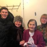 «Единая Россия» поздравила жительницу Металлургического района с юбилеем