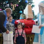 Детям вручают новогодние подарки в рамках региональной «ёлки желаний»