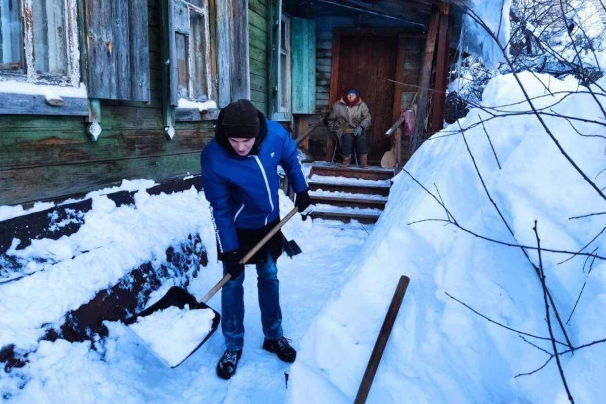 Одинокой пенсионерке помогли с уборкой двора от снега