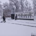 В Белореченском районе единороссы отчистили от снега Мемориальный комплекс
