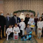 В Снежинске депутаты от партии «Единая Россия» поздравили детей из детского дома с Новым годом