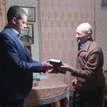 Депутат Законодательного Собрания Дмитрий Мешков поздравил с новогодними праздниками ветерана Григория Скрипова