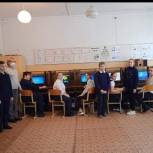 Депутат-единоросс Валерий Иржанов передал в сельскую школу десять компьютеров