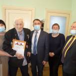 Черлакское местное отделение «Единой России» поздравило ветерана с юбилеем