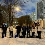 Единороссы Раменок помогли сотрудникам ЖКХ в уборке снега