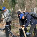 Молодогвардейцы Новороссийска организовала масштабную акцию по уборке братских захоронений на Солнечном кладбище