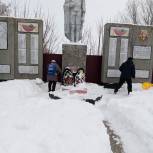 Варненские волонтеры очистили от снега памятник Великой Отечественной войны