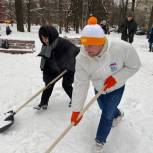 Единороссы помогли расчистить от снега детскую площадку в Можайском районе