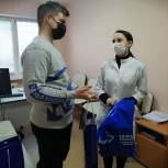 Тюменские волонтеры продолжают поддерживать творческие увлечения врачей