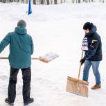 В Уфе молодогвардейцы приняли участие в снежном субботнике