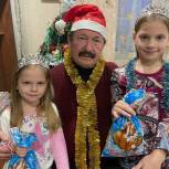 Единороссы вручают сладкие новогодние подарки детям