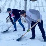 Активисты «Единой России» и «Молодой Гвардии» помогли с расчисткой снега в регионах