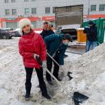 Депутат Госдумы Татьяна Буцкая вместе с волонтерами «Единой России» приняли участие в уборке снега на юго-востоке Москвы