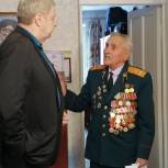 Виталий Бахметьев поздравил ветерана с Новым годом и юбилеем