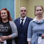 В Ковдоре вручили партийные билеты новым членам «Единой России»
