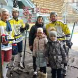 Юные саратовцы из многодетной семьи благодаря «Новогодней сказке» посетили хоккейный матч и пообщались со спортсменами