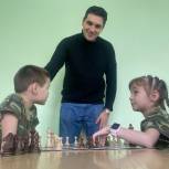 Депутат Александр Назаров обсудил расширение шахматной базы с директорами школ