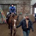 «Единая Россия» привезла ребятишек из Детского дома в конный клуб