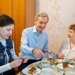 Андрей Артюхов поздравил ветерана с Днем снятия блокады Ленинграда