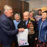 Активисты «Единой России» поздравляют с Новым годом ветеранов по всей стране