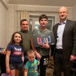 Олег Гарин исполнил новогоднюю мечту мальчика из многодетной семьи