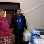 Активисты «Молодой Гвардии» Москвы передали помощь от жительницы Гагаринского района в фонд «Своих не бросаем»