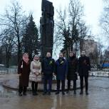Сторонники «Единой России» возложили цветы к памятнику «Мужеству ленинградцев»