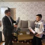Николай Журавлев подарил юному костромичу телескоп