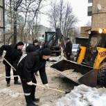 В Егорьевске депутаты проконтролировал ход работ по уборке от наледи дворовой территории