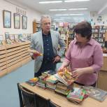 Депутат Андрей Александров подарил книги читателям библиотеки им. В. Маяковского