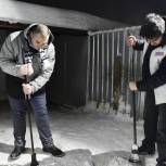 Активисты «Единая Россия» помогли с уборкой снега приюту