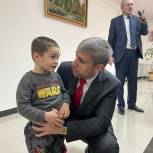 Артур Албаков передал подарки для детей – пациентов Республиканского детского реабилитационного центра