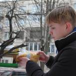 В Санкт-Петербурге активисты «Молодой Гвардии Единой России» присоединились к акции «Покормите птиц зимой!»