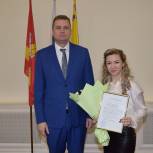 Семья из Троицка получила жилищный сертификат в рамках партийного проекта «Крепкая семья»