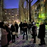 Евгений Ковалев обсудил с жителями многоквартирного дома в Октябрьском районе предстоящее благоустройство дворовой территории