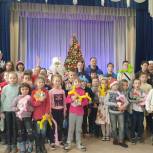 Активисты МГЕР организовали детский новогодний праздник в школе №7 в Мариуполе