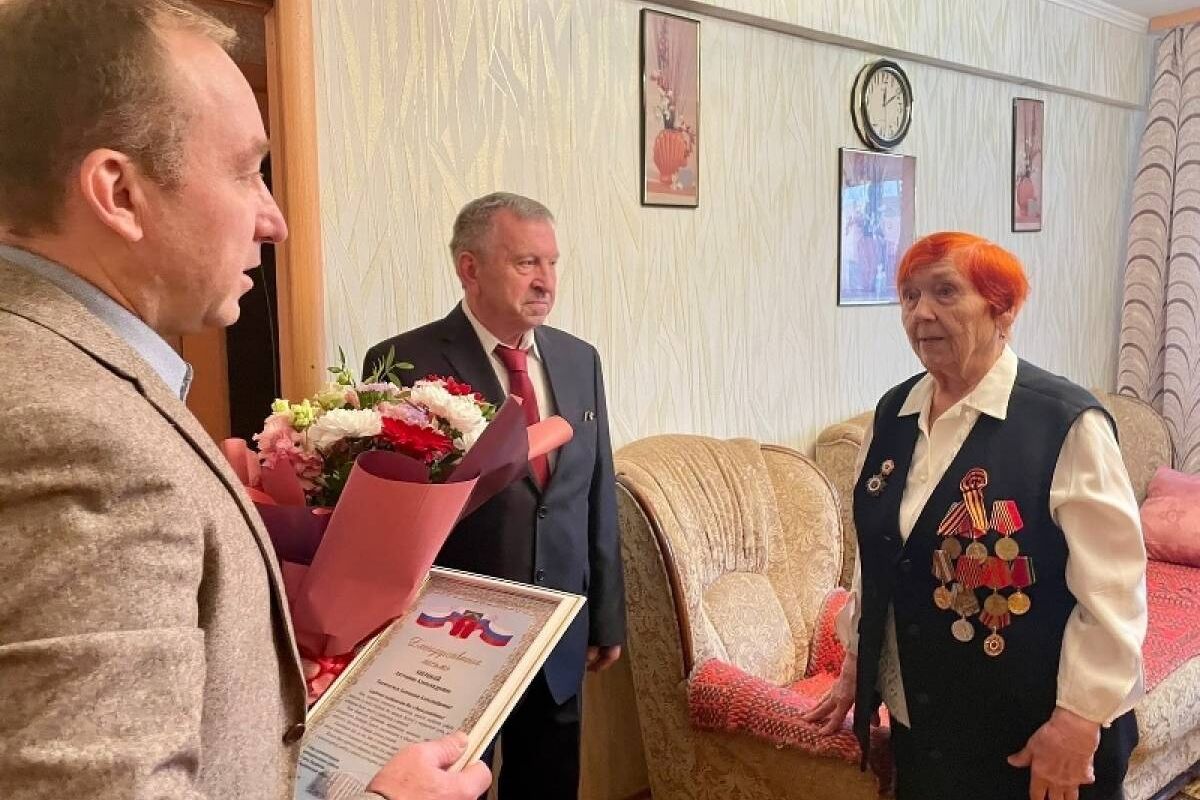 В Людиновском районе поздравили ветерана Великой Отечественной войны с 96-летием