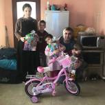 Беспроводные наушники, планшет, велосипед: «Единая Россия» исполнила новогодние желания детей